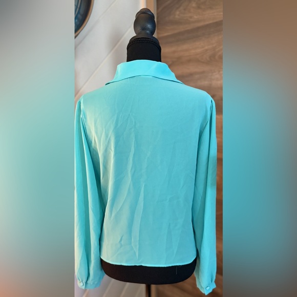 Chic Turquoise Button-Down Shirt - Picture 2 of 3
